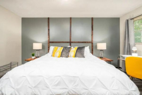 HEIRS LIVING : CHIC - 5miles to P&G . Pet Friendly . Kind Bed . Fully Furnished Apartment in Alexandria and Pineville Louisiana